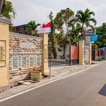 Oyo 3831 Pelangi Residence Syariah Solo Exterior foto