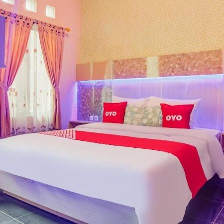 Oyo 3831 Pelangi Residence Syariah Solo Exterior foto
