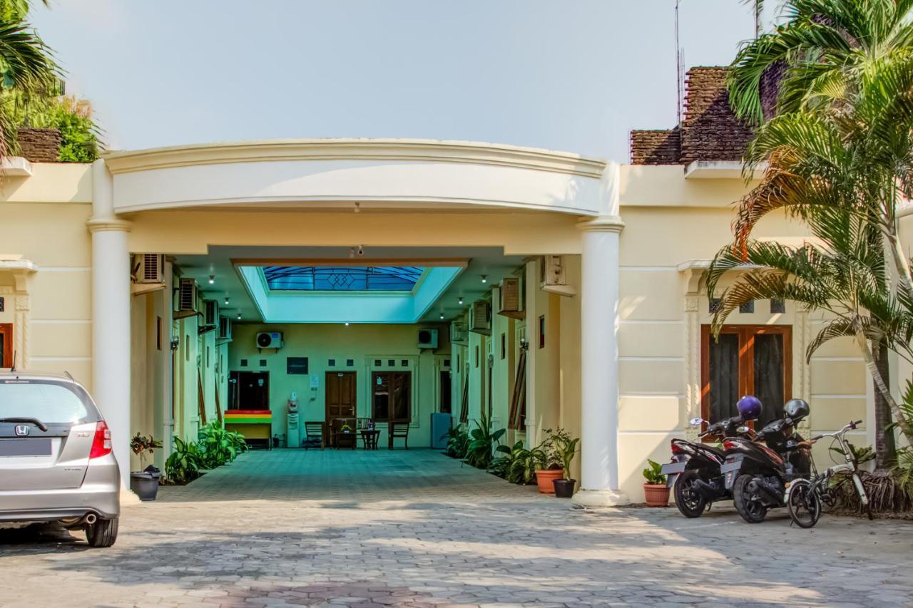 Oyo 3831 Pelangi Residence Syariah Solo Exterior foto