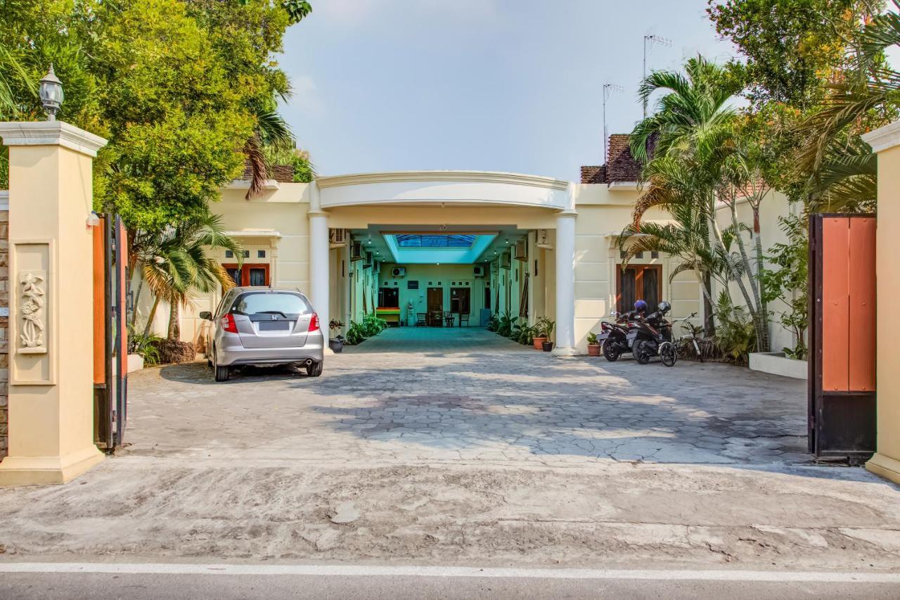Oyo 3831 Pelangi Residence Syariah Solo Exterior foto