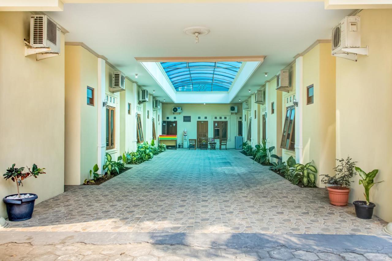 Oyo 3831 Pelangi Residence Syariah Solo Exterior foto