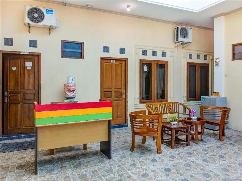 Oyo 3831 Pelangi Residence Syariah Solo Exterior foto